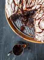 runder gebackener Brownie mit Baiser und Schokoladenwirbeln, flach gelegt foto