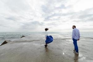 ein liebevolles paar, mann und frau, die sommerferien an einem tropischen paradiesstrand mit klarem meereswasser und landschaftlich genießen foto