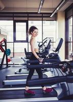 Frau im Sportbekleidungstraining im Fitnessstudio foto