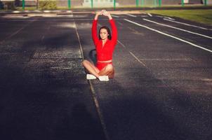 Frau Yoga Aufwärmen und Entspannen foto