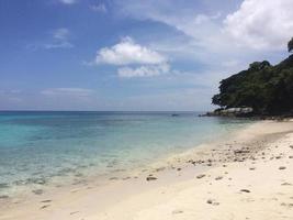 Türkisfarbenes Andamanenmeer in Thailand foto