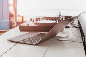 dj sound control table mischen und laptop auf dem tisch im freien. foto