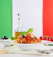 italienische Pasta mit Tomate foto