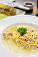 Spaghetti Carbonara mit Schinken und Pilzen foto