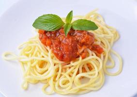 Spaghetti Bolognese mit Käse und Basilikum