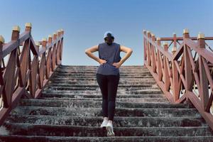 frauenübung, die die treppe hinaufgeht, verbrennt fett, gesundes lebensstilkonzept. foto