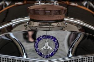 Goodwood, Großbritannien, 2012. Oldtimer Mercedes Kühlerdeckel und Abzeichen foto