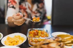 hausgemachter Tomatensauce-Salsa-Dip mit Nachos auf dem Tisch. foto