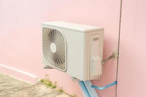 Kondensatoreinheit der Klimaanlage. Verflüssigungssatz an der Wand montiert. foto