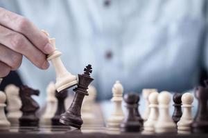 geschäftsmannspiel mit schachspiel im wettbewerbserfolgsspiel, konzeptstrategie und erfolgreiches management oder führung foto