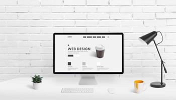 webdesign-studio-komposition mit computeranzeige und konzept-webseite auf dem arbeitstisch foto