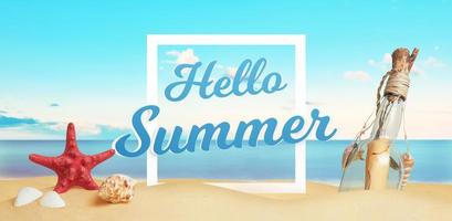 Hallo Sommertext auf Strandsand, umgeben von Seestern, Muscheln und Flaschenpost. tropisches Urlaubskonzept foto