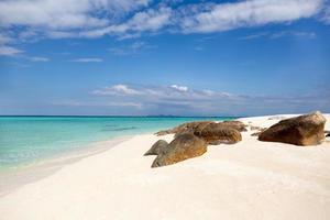 Wunderschönes Meer mit weißem Sandstrand und blauem Himmel auf der tropischen Insel. foto