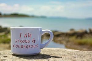 motivierendes und inspirierendes Zitat auf einer weißen Kaffeetasse foto