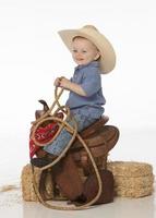kleiner Cowboy mit Sattel