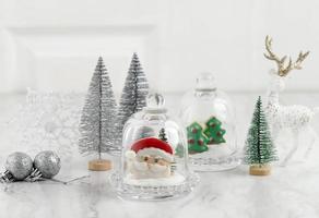 weißes weihnachtskonzept, weihnachtsmannkekse mit puderzucker. kopierraum für text und werbung foto