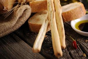 italienische Vorspeise aus Brot Olivenöl und Balsamico-Essig foto