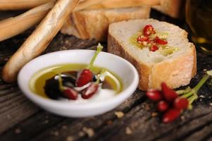 italienische Vorspeise aus Brot Olivenöl und Balsamico-Essig foto