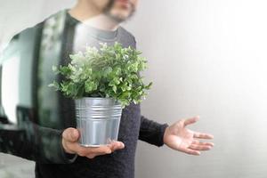 Erfolg Geschäftsmann hält Vase Pflanze, Baum, Vorderansicht, Filterwirkung foto