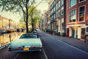 sehen Sie sich ein Retro-Auto an. Amsterdam, Niederlande. Schönheitswelt Europa