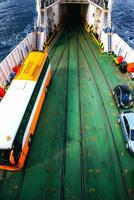 Reihen von geparkten Autos auf einem Fährschiff. foto