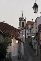 wunderschönes stadtbild von belmonte bei sonnenuntergang, einer malerischen stadt mit jüdischem erbe im osten portugals. foto