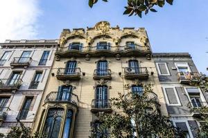 Fassade eines Mehrfamilienhauses im Modernismo-Stil in Gracia, Barcelona, Spanien, Europa