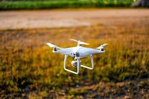 Drohnen-Luftbildausrüstung von Fotografen, die Luftaufnahmen machen. das Gelände zu erkunden foto