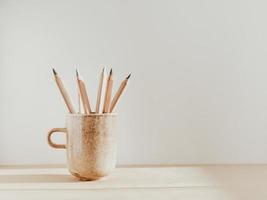 Bleistifte in einer Keramik mit Hintergrund