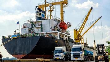 Containerbeladung in einem Frachtfrachtschiff mit Industriekran. containerschiff im import- und exportgeschäft logistikunternehmen. industrie- und transportkonzept.