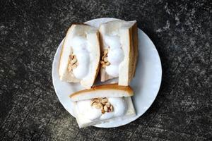 thailändischer süßer Nachtisch. Kokoseis mit Brot foto