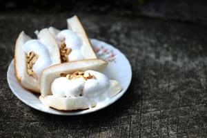 thailändischer süßer Nachtisch. Kokoseis mit Brot foto