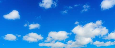 Panorama blauer Himmel und Wolken an bunten Tagen im Sommer, blauer Himmel und Wolkenhintergrund der breiten Szene foto