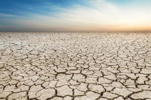 Landschaft rissiger Boden, Erde Wüstengelände mit Himmel foto