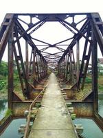 alte Brücke, ehemalige Eisenbahnschienen, die nicht mehr funktionieren foto