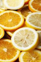 Stapel von Zitrusfruchtscheiben. Orangen und Zitronen. foto