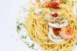 leckere Spaghetti mit Meeresfrüchten auf weißem Teller