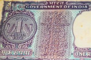 alte rupie-noten kombiniert auf dem tisch, indisches geld auf dem rotierenden tisch. alte indische Banknoten auf einem rotierenden Tisch, indische Währung auf dem Tisch foto