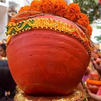 frauen mit kalash auf dem kopf während des jagannath-tempels mangal kalash yatra, indische hindu-anhänger tragen irdene töpfe mit heiligem wasser mit einer kokosnuss darauf foto