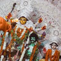 göttin durga mit traditionellem blick in nahansicht bei einem südkolkata durga puja, durga puja idol, einem größten hindu-navratri-festival in indien foto