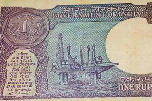 alte rupie-noten kombiniert auf dem tisch, indisches geld auf dem rotierenden tisch. alte indische Banknoten auf einem rotierenden Tisch, indische Währung auf dem Tisch foto