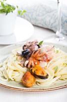 Meeresfrüchte-Spaghetti mit Garnelen, Jakobsmuscheln, Muscheln, Calamari und Tomatensauce foto