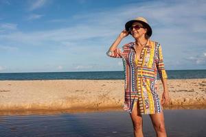 Frau mit farbenfroher Bademode am Strand, bekannt als Pitinga, in Arraial d Ajuda, Bahia, Brasilien foto