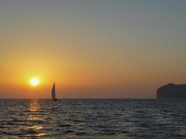 Sonnenuntergang am Meer mit Wasserwellen foto