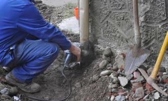 Mann, der auf einer Baustelle arbeitet foto