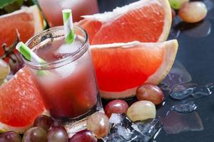 Trauben-Grapefruit-Cocktail mit Crushed Ice foto