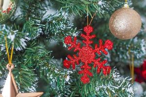 tannenbaum oder grüner zweig, dekoriert mit roten, goldenen und silbernen farben, als weihnachts- oder neujahrshintergrund. foto