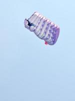 ein Fallschirm über einem blauen Himmelshintergrund foto