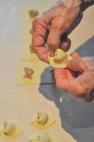 Agnolotti-Nudeln, die typisch für die Region Piemont in Italien sind, werden hergestellt foto