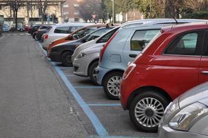 Viele Autos parken auf einem Parkplatz foto